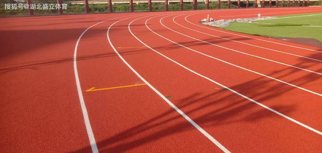 透气型塑胶跑道施工(图1)