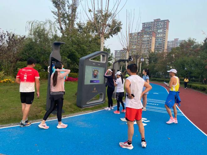 B·sport（中国体育）：千鹤湖体育公园升级啦！“智慧跑道”解锁跑步新玩法→(图2)