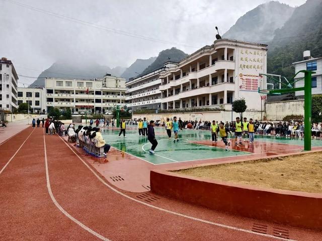 关爱保护未年成人健康成长｜孩子们拥有了新操场！徐汇携手屏边镌刻山海深情(图1)