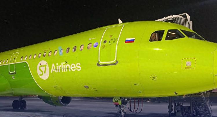 突然冲出跑道！飞机上有79名乘客(图1)