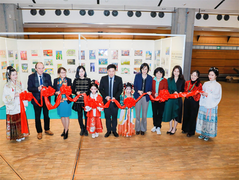 “未来世界”国际青少年绘画作品展登陆法国卢浮宫(图1)