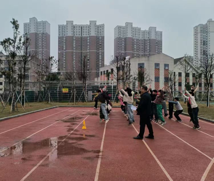 B体育：聚焦体育教学共筑活力校园——南城县登高学校开展教研活动(图1)