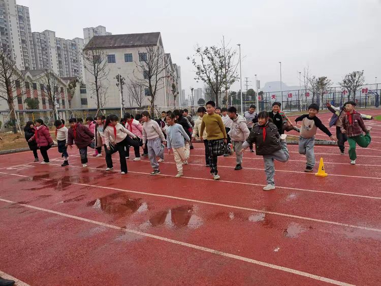 B体育：聚焦体育教学共筑活力校园——南城县登高学校开展教研活动(图3)