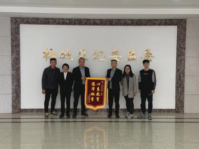 揭阳真理中学跑道严重退化！食堂狭小师生“就餐难”！后续来了→(图1)