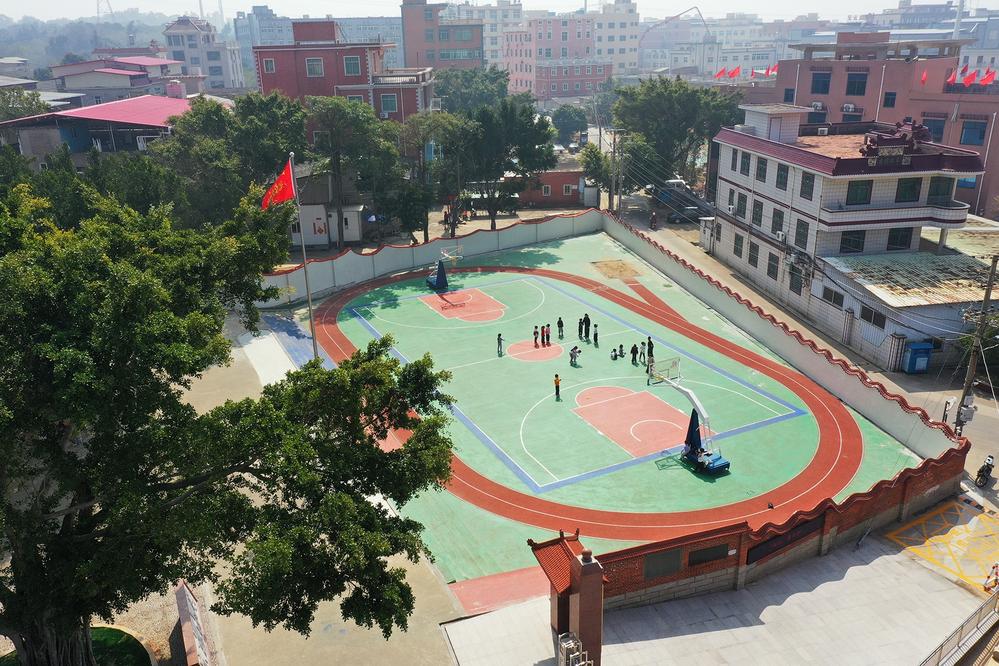 B·sport（中国体育）：为这样的善举点个赞！石狮坑东乡贤给学校捐了一个塑胶运动场(图1)