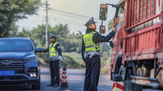 B体育：酒城乐航音乐节导航怎么搜？规范行车停车优选公交出行交警全程护航(图2)