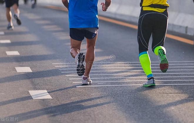 B体育：怎样跑步最健康：一周跑几次、一次跑多少公里？(图1)