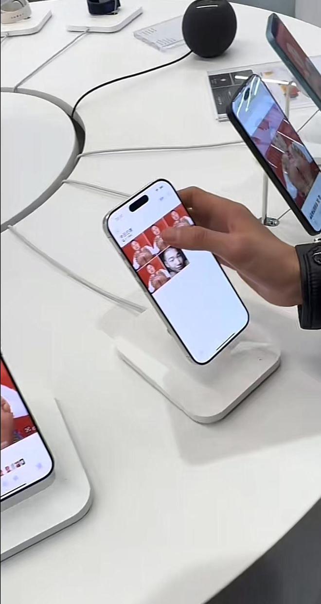 东北雨姐遭人恶搞造黄谣有人把专营店体验机壁纸全部换成雨姐(图2)