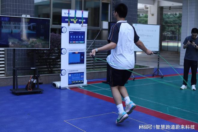 追光跑道点亮运动新体验(图2)