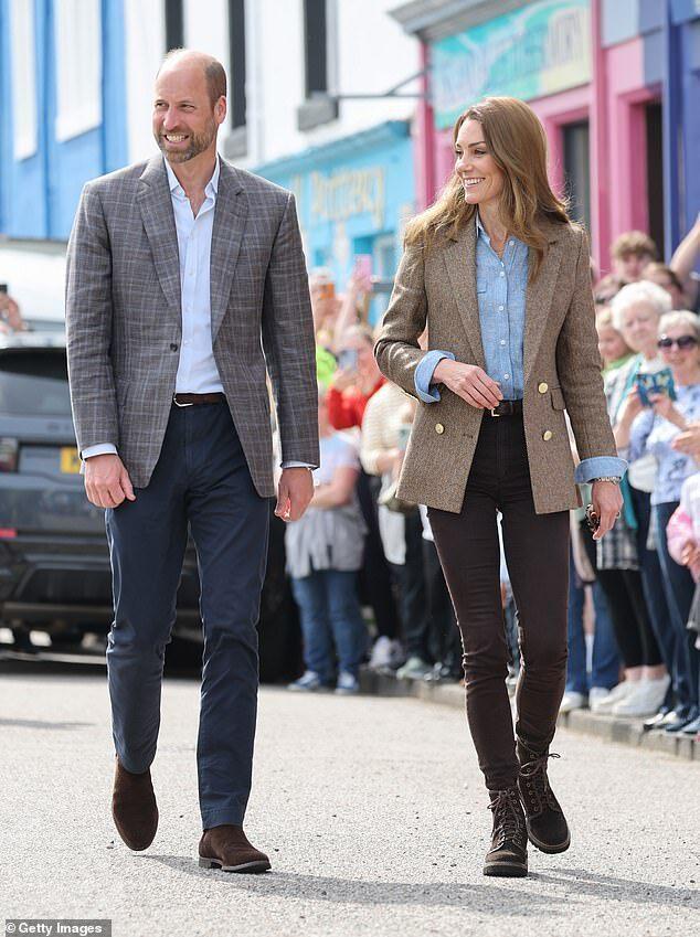 温馨！凯特威廉结婚14周年出行低调服饰藏爱意探访社区显温情(图1)