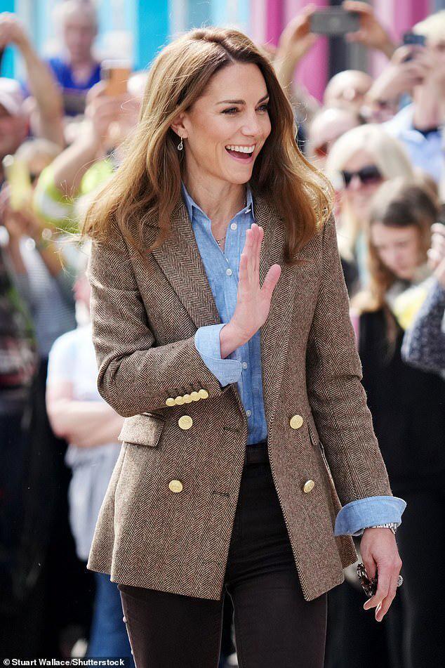 温馨！凯特威廉结婚14周年出行低调服饰藏爱意探访社区显温情(图3)