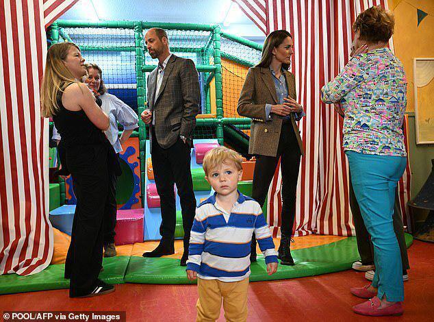 温馨！凯特威廉结婚14周年出行低调服饰藏爱意探访社区显温情(图4)