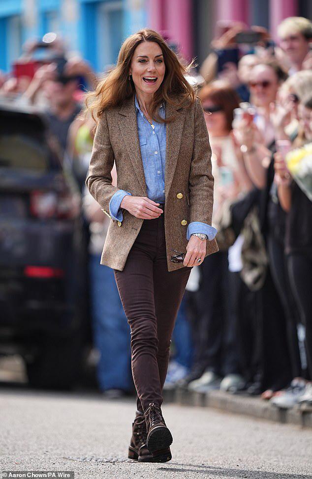 温馨！凯特威廉结婚14周年出行低调服饰藏爱意探访社区显温情(图8)