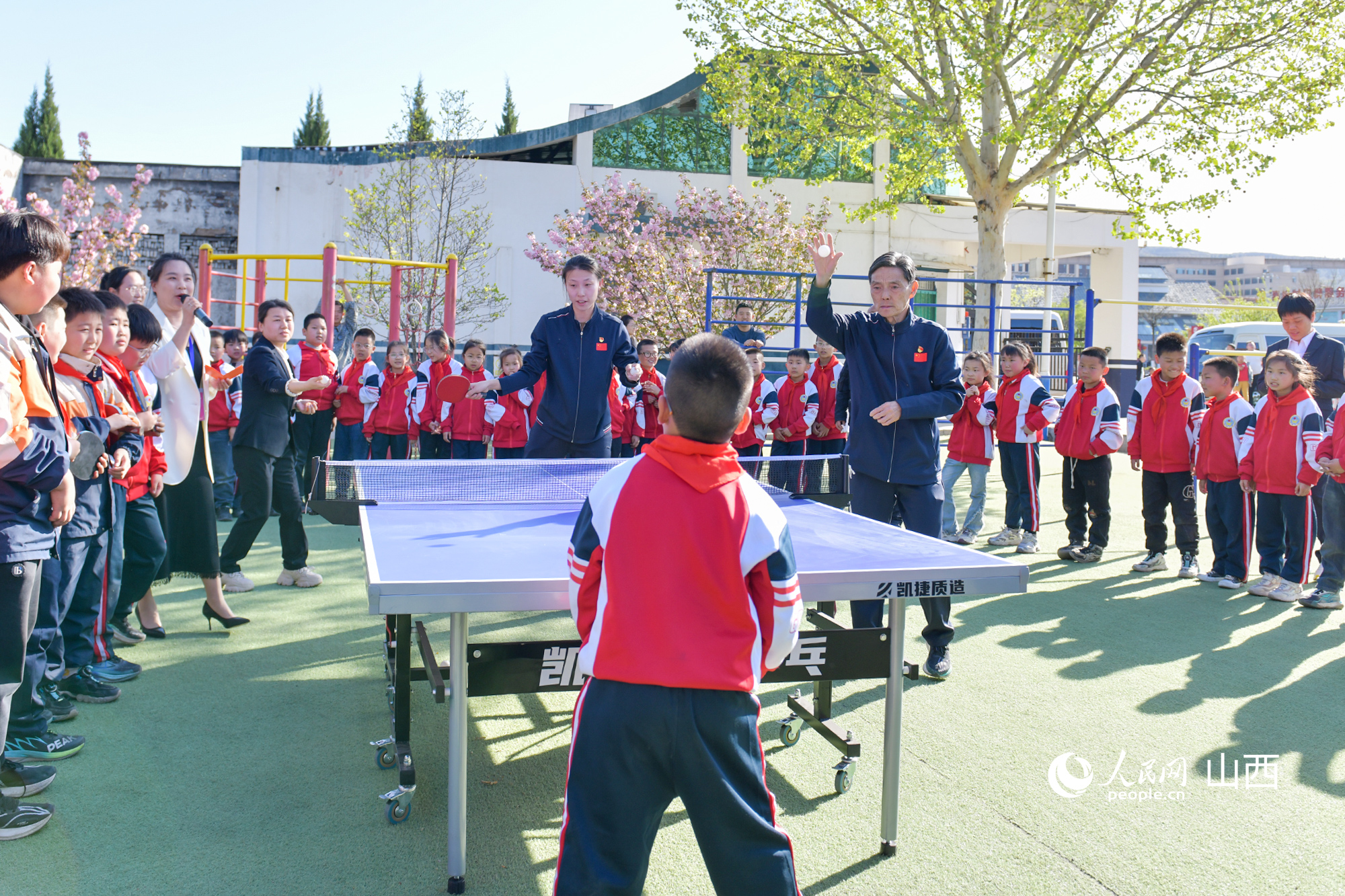 B体育：“阳光大课间我和世界冠军打球啦”(图2)