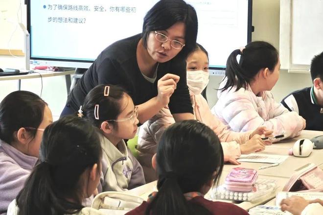 B体育：设计师平均年龄只有11岁！这所学校的新运动场大有来头(图1)