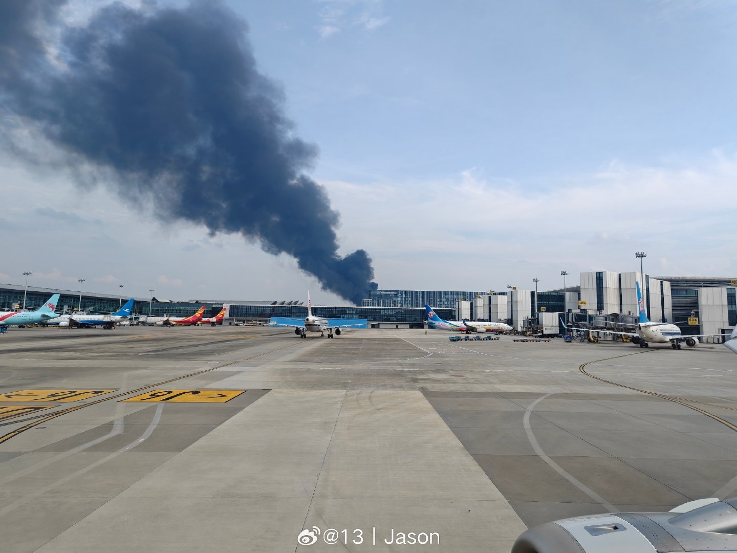 杭州机场南跑道围界外发生火情记者多方核实：拍摄视角缘故实为瓜沥镇一企业(图1)