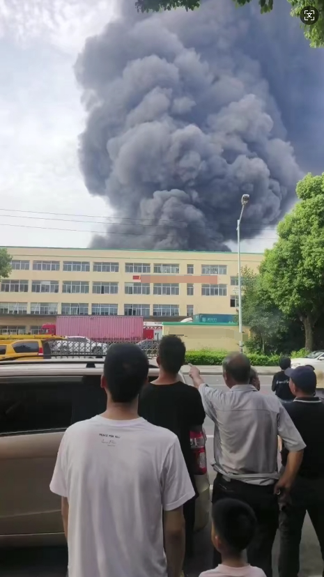 杭州机场南跑道围界外发生火情记者多方核实：拍摄视角缘故实为瓜沥镇一企业(图2)