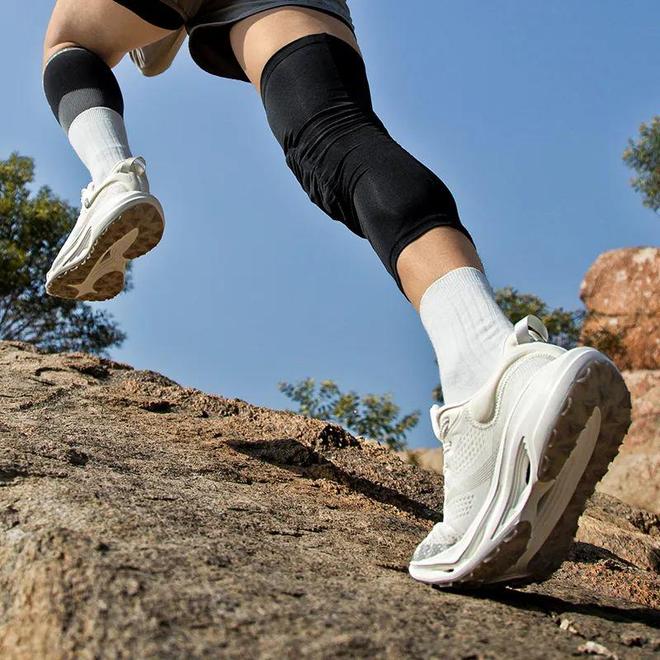 B·sport（中国体育）：牛！中国制造已经强到如此可怕了！百元造某克某迪千元级跑鞋！(图1)