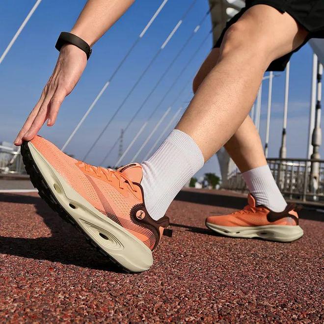 B·sport（中国体育）：牛！中国制造已经强到如此可怕了！百元造某克某迪千元级跑鞋！(图3)