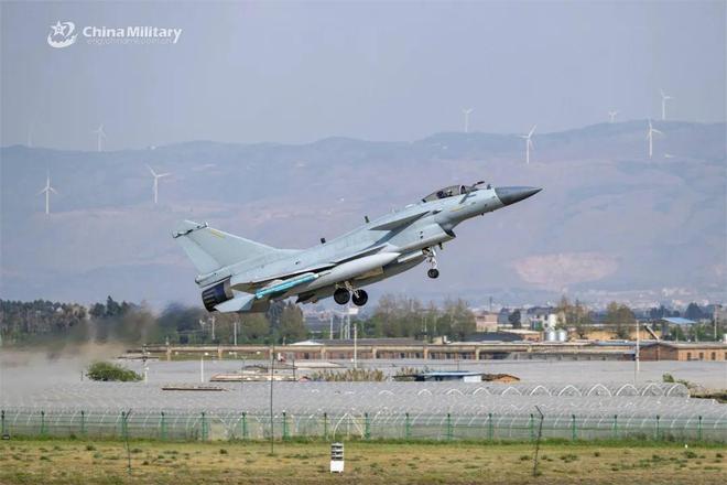 全网热议！央视纪录片报道歼-10C“击落”隐形飞机透露哪些令人振奋的信息？(图11)