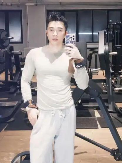 B·sport（中国体育）：痛心！健身达人“山阿”去世：年仅33岁人很帅气母亲曝光原因(图1)