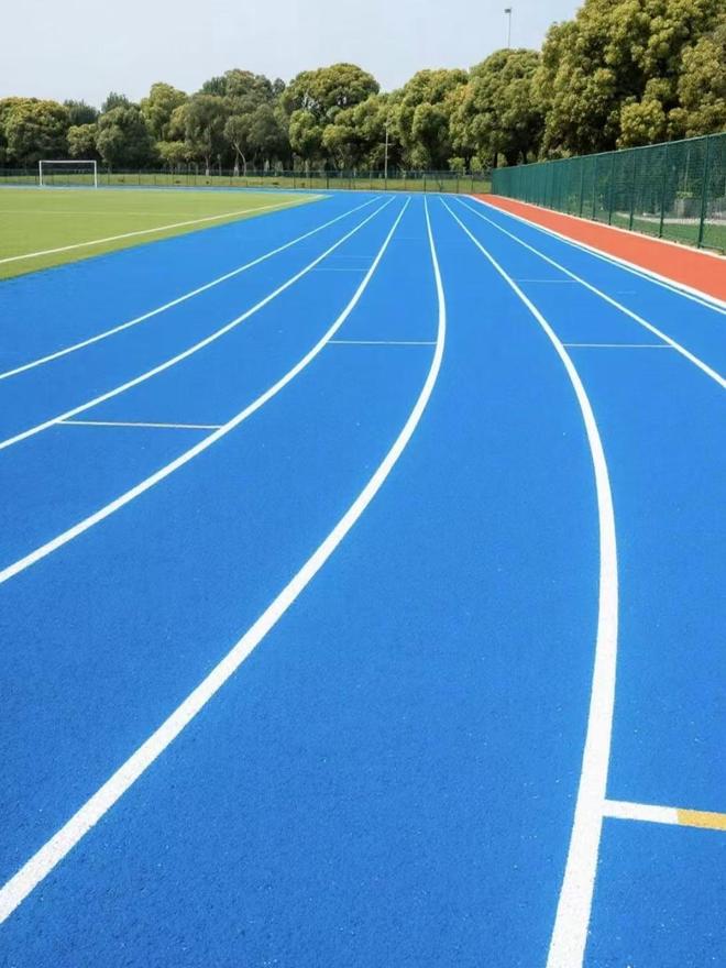 新型自结纹塑胶跑道：对比传统跑道优势尽显(图2)