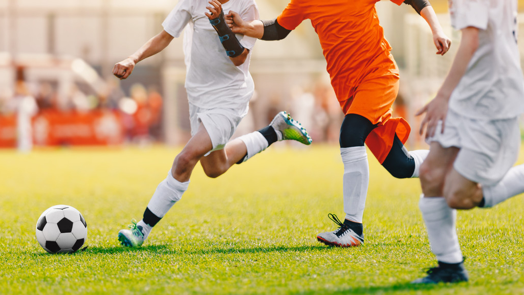 B体育：6万人看一场球赛带动消费380亿：从赛场到市场体育产业开启吸金模式(图1)