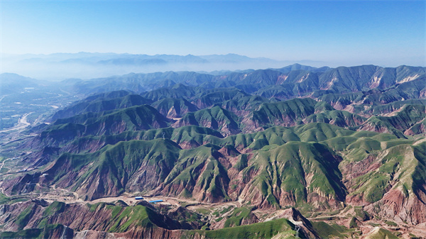 B体育：治河护绿齐发力宜居宜游展新貌——兰州以生态实效绘就山清水秀城美新图景(图1)