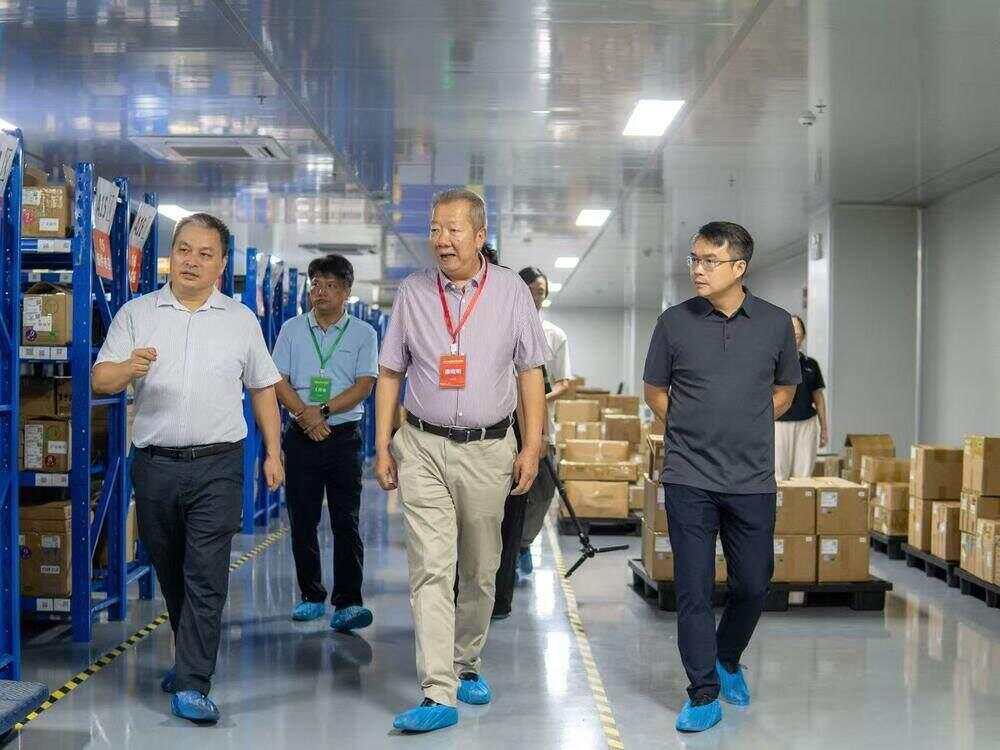 报告厅秒变“大型追星现场”粤东校园迎来“最强科普团”(图1)