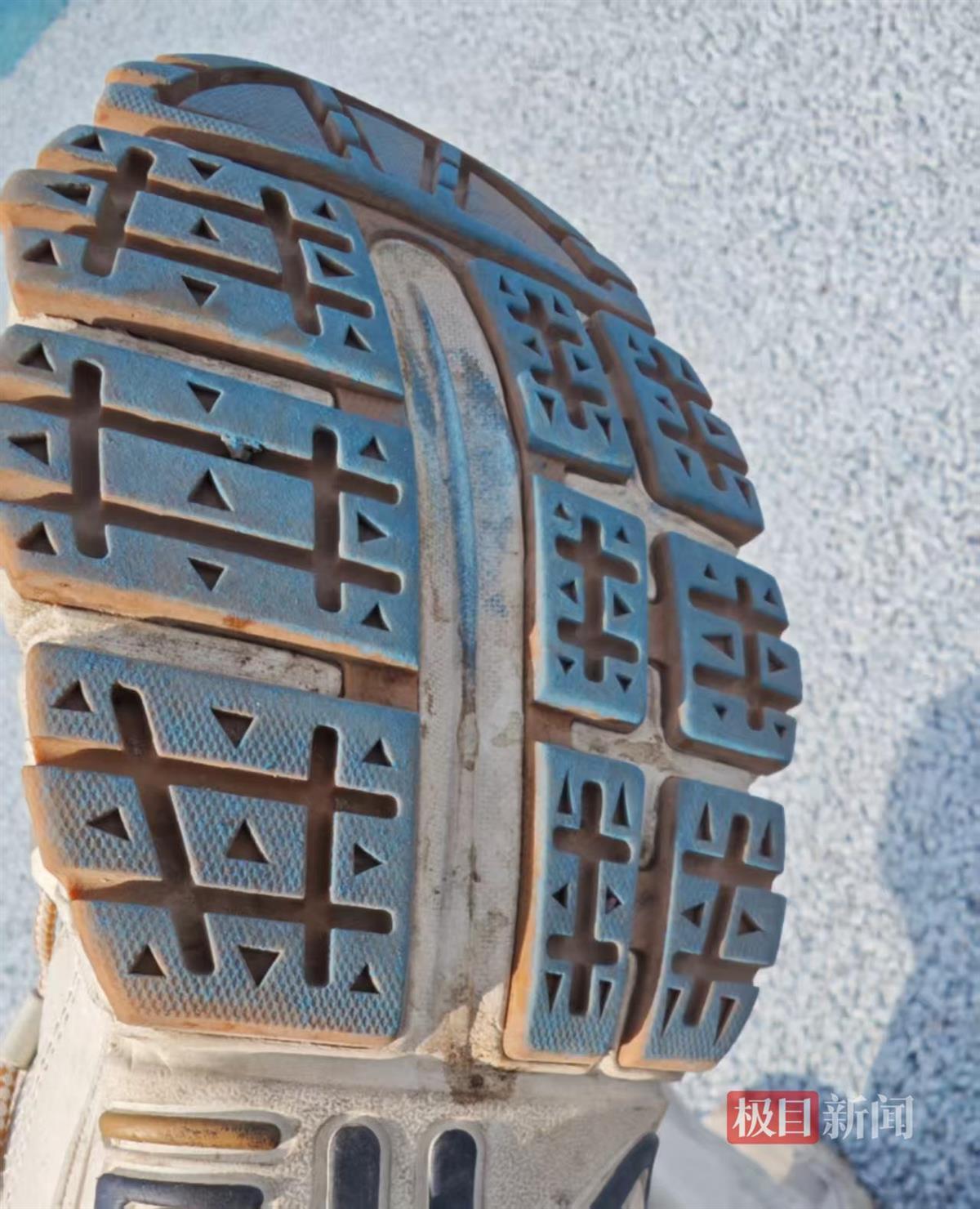 体育场跑道掉色染蓝鞋底通州体育局召开听证会：无毒无害(图2)