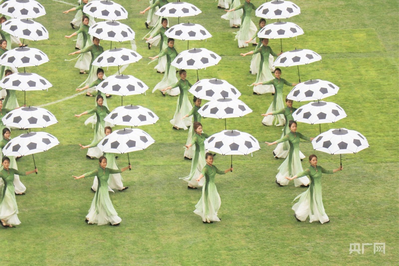 B·sport（中国体育）：假期8“连”拍丨在这里跑出一条发光的“鱼”(图3)