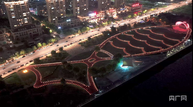 行进的海岸线一条海岸线带火一座城(图1)