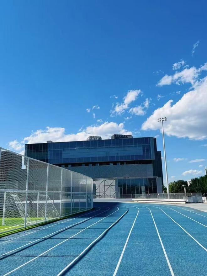 B·sport（中国体育）：一条合格的塑胶跑道“诞生”需要经历多少道工序(图2)