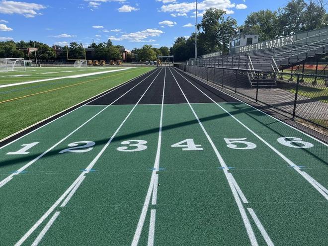 B·sport（中国体育）：一条合格的塑胶跑道“诞生”需要经历多少道工序(图1)