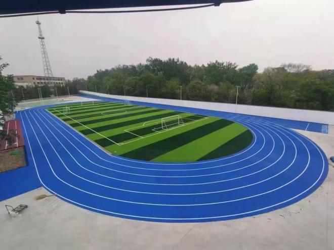 B体育：塑胶跑道基层一定要铺沥青吗？(图1)