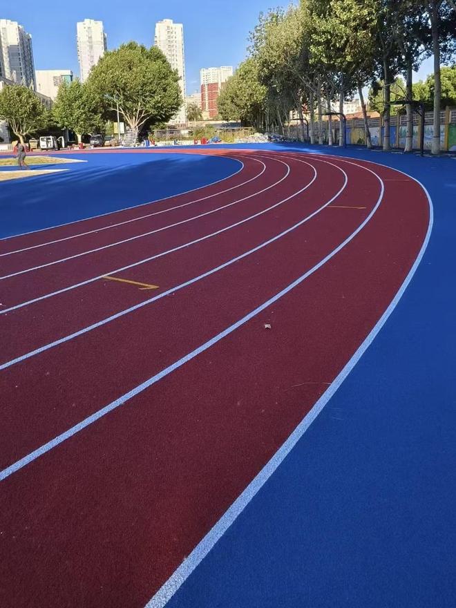 B体育：你知道预制性型塑胶跑道的特点吗？(图2)