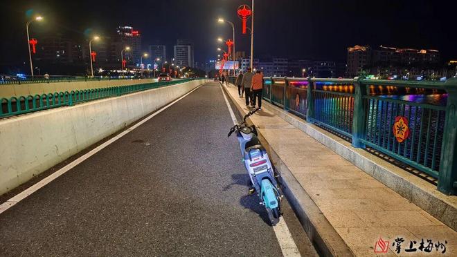 B体育：曝光！梅城多地共享电单车被随意停(图1)