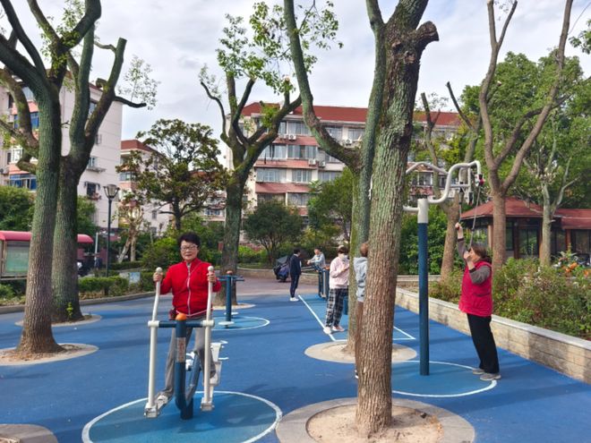 器材、地面、采光全优化！这个健身苑的更新太懂居民心(图5)