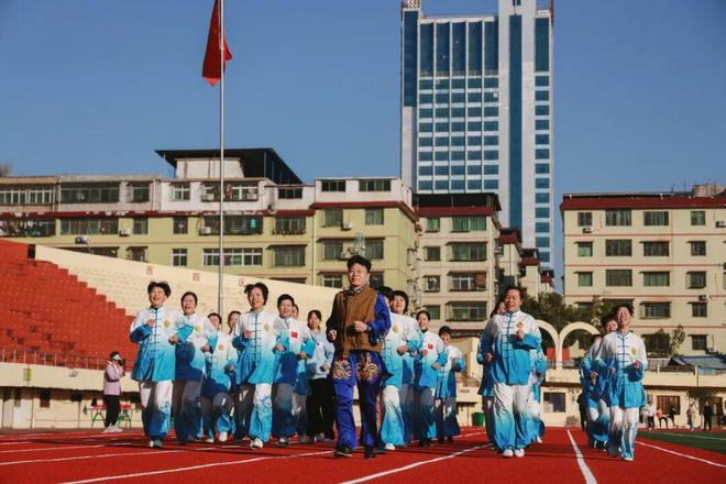 B体育：耒阳市体育馆更换全新塑胶跑道！(图8)