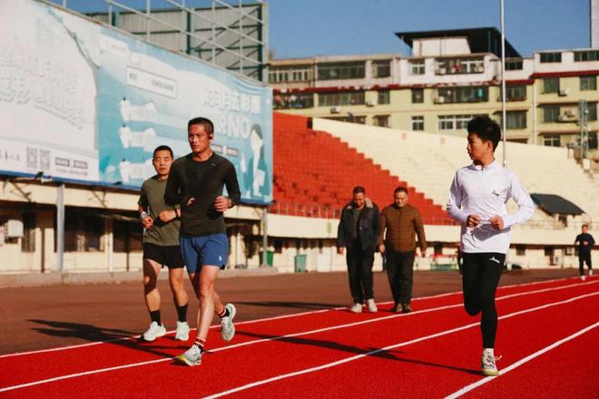 B体育：耒阳市体育馆更换全新塑胶跑道！(图3)