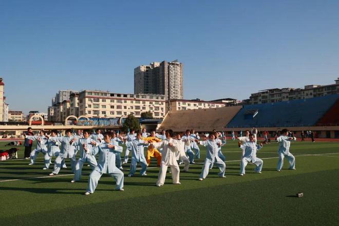 B体育：耒阳市体育馆更换全新塑胶跑道！(图9)