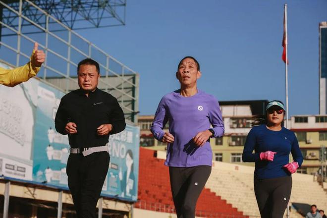 B体育：耒阳市体育馆更换全新塑胶跑道！(图12)