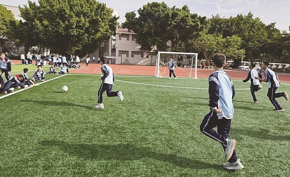 4所学校足球场建设项目完成并投用(图1)