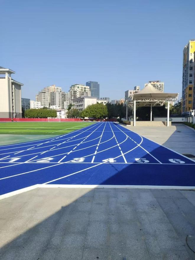 B体育：一分钟看懂：透气型塑胶跑道的“透气”秘诀(图1)