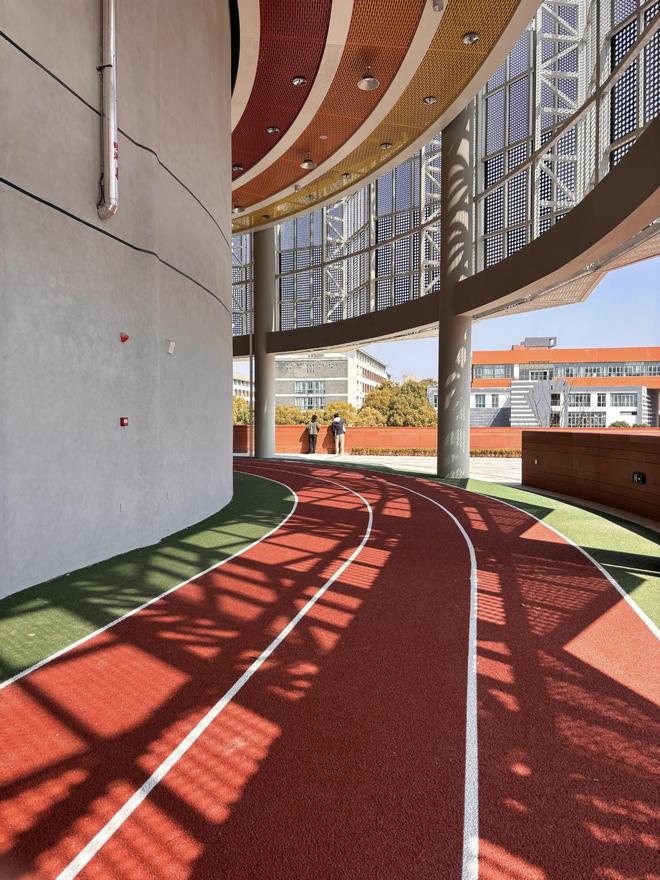 预制型塑胶跑道起鼓翘边问题的解决之道(图3)