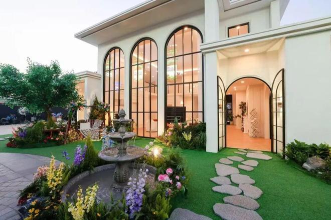 叠纸搭了个别墅？《恋与深空》等身雕塑将在杨浦展出(图1)