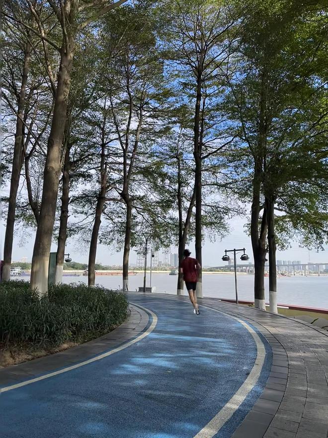 户外健身区塑胶跑道耐晒防水施工技巧(图3)