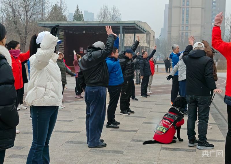跑道上的陪伴让视障者在“黑暗”中快乐奔跑(图1)