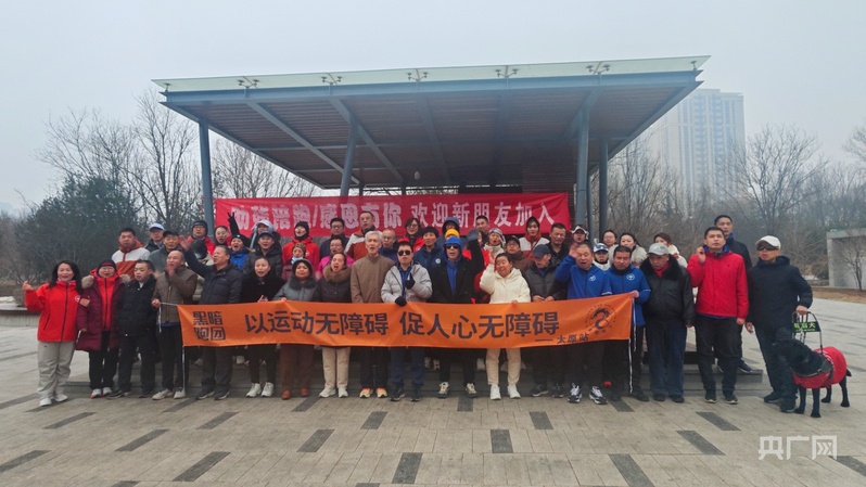 跑道上的陪伴让视障者在“黑暗”中快乐奔跑(图2)