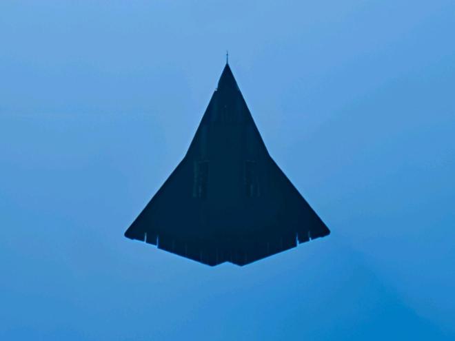 B体育：美六代舰载机背部双进气道神似歼36技术博弈暗流涌动(图7)